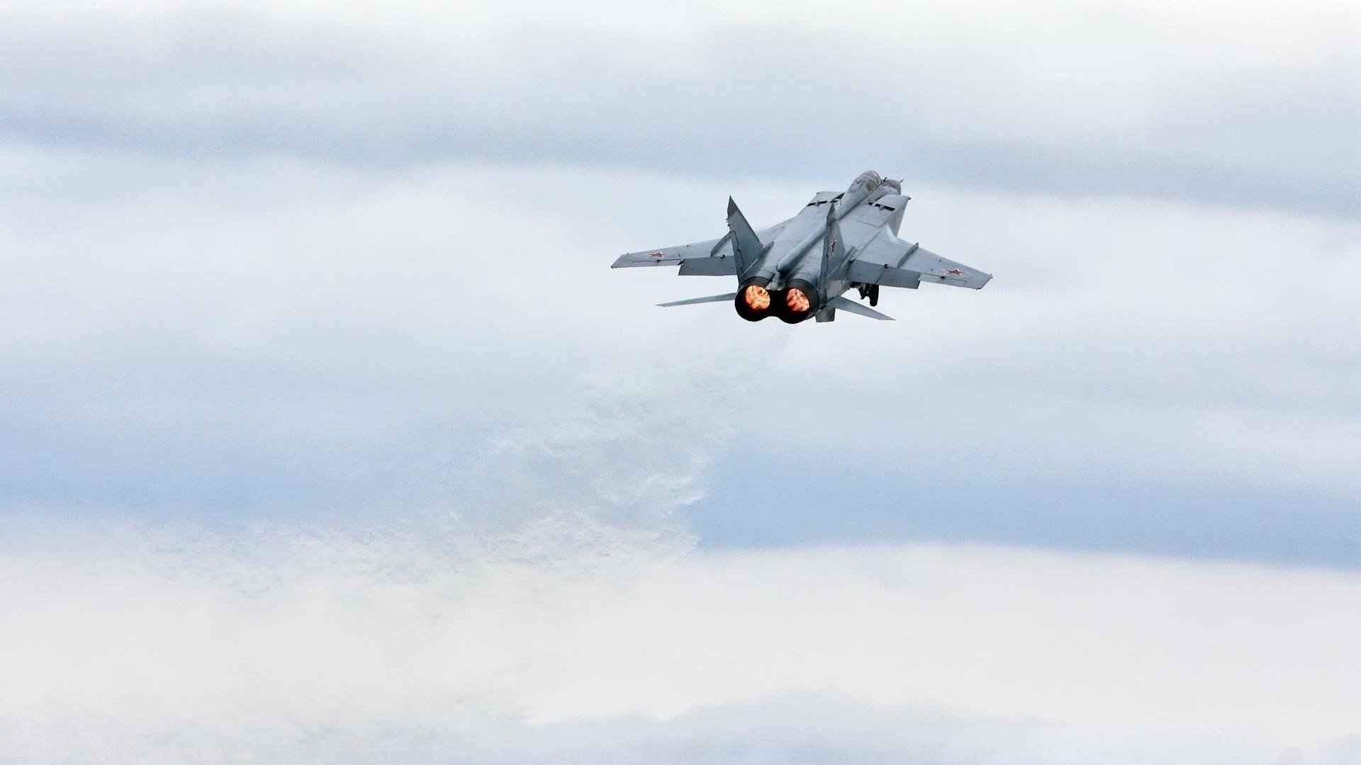 赛场之外的关键先生,詹姆斯如何用无形之手影响勇士击败76人